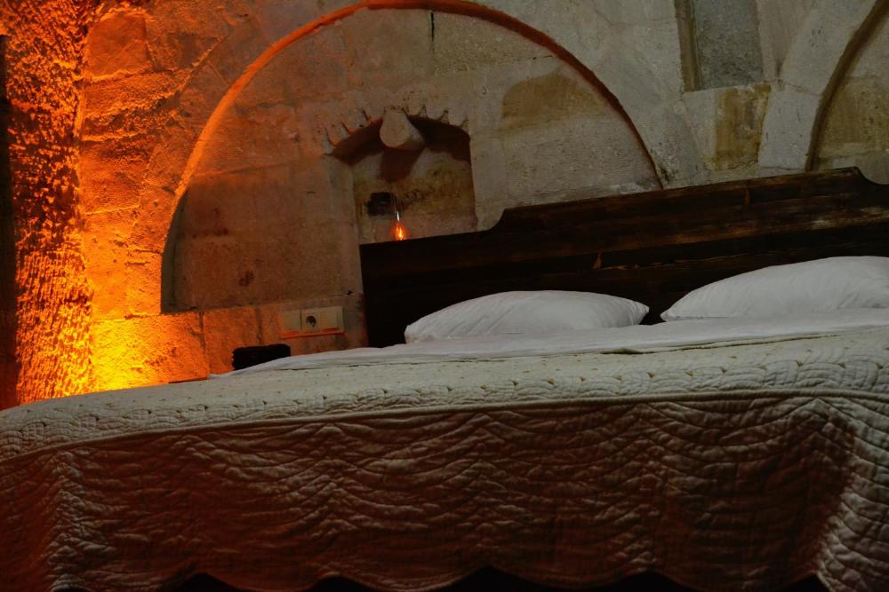 Deluxe Suite Cave Room