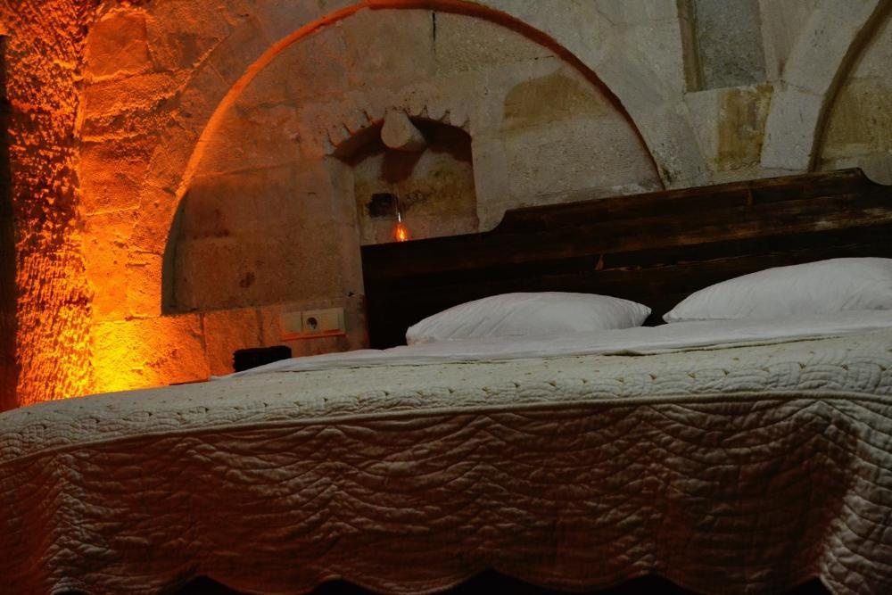 Deluxe Suite Cave Room